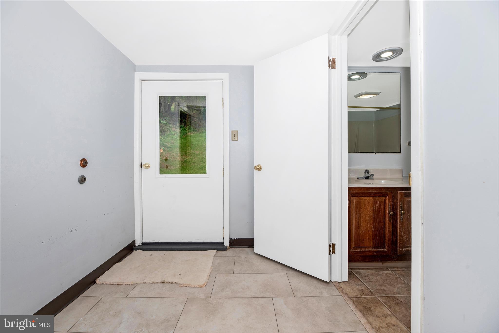 6419 Zittlestown Road Boonsboro, MD 21713 - Photo 27 of 38 Mudroom