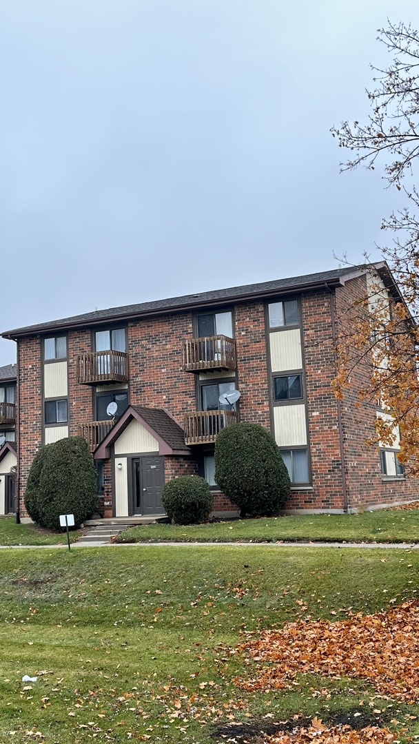 413 Berkshire Drive, Unit 22 Crystal Lake, IL 60014 - Photo 2 of 14 a front view of a house with a yard