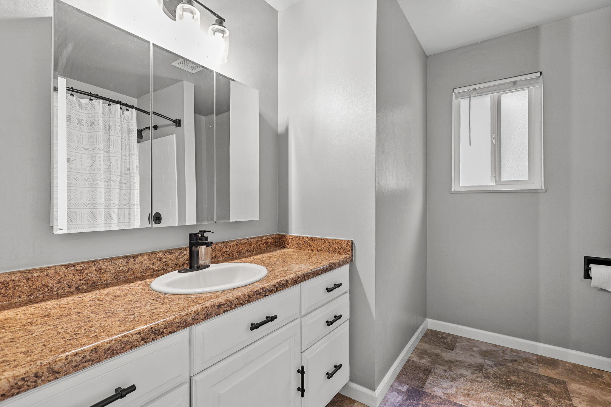 3071 Marmac Road Anderson, CA 96007 - Photo 15 of 28 Bathroom