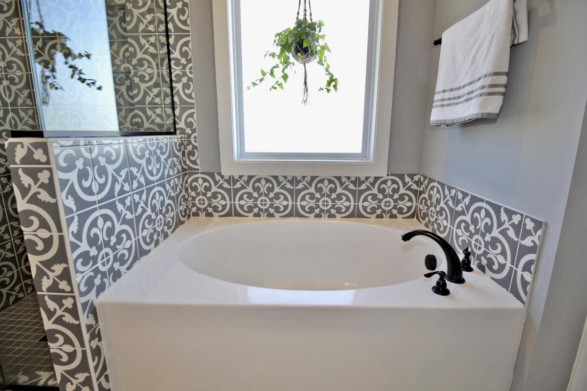 1044 Luton Way White House, TN 37188 - Photo 15 of 26 a bathroom with a bathtub and a window