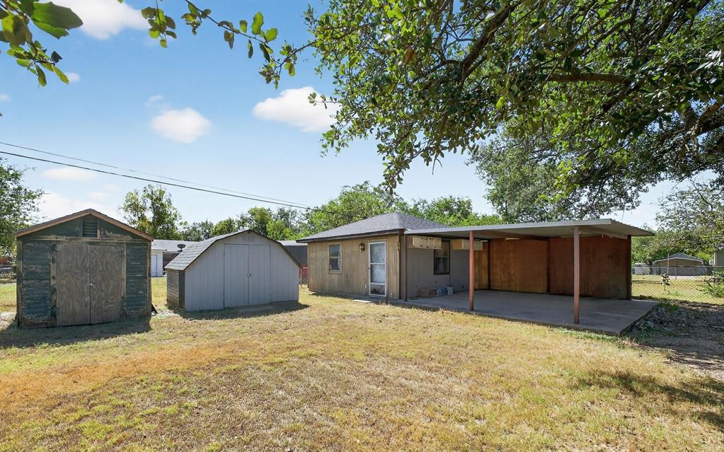 604 Fegan Street Weatherford, TX 76086 - Photo 30 of 36 a backyard of a house