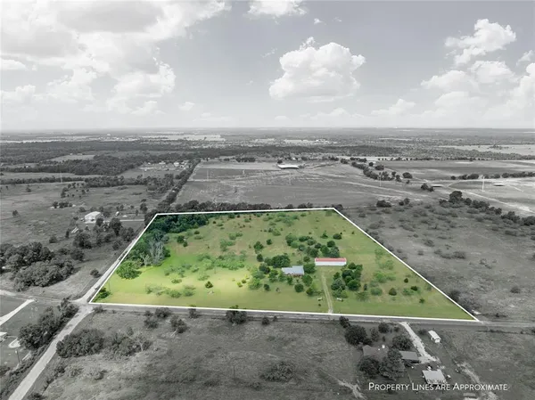 an aerial view of a yard