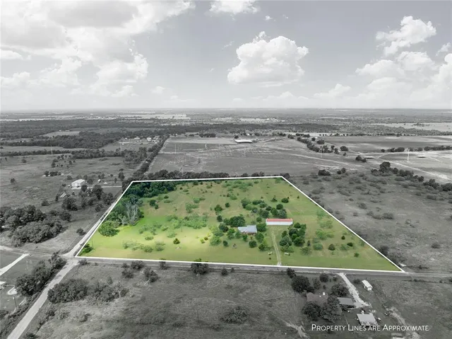 an aerial view of a yard