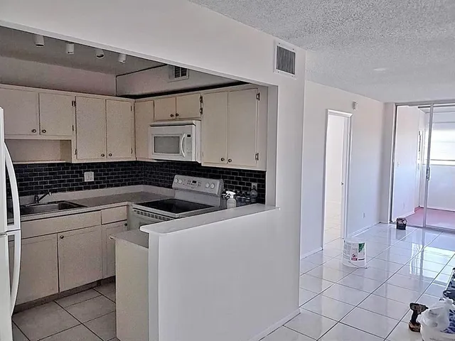 $1,475 | 2017 Northwest 46th Avenue, Unit 409A, Lauderhill, FL 33313