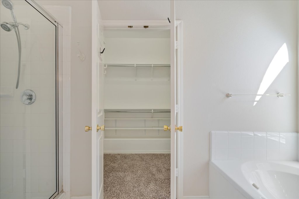 10937 Colonel Winn Loop Austin, TX 78748 - Photo 12 of 36 a bathroom with a bathtub
