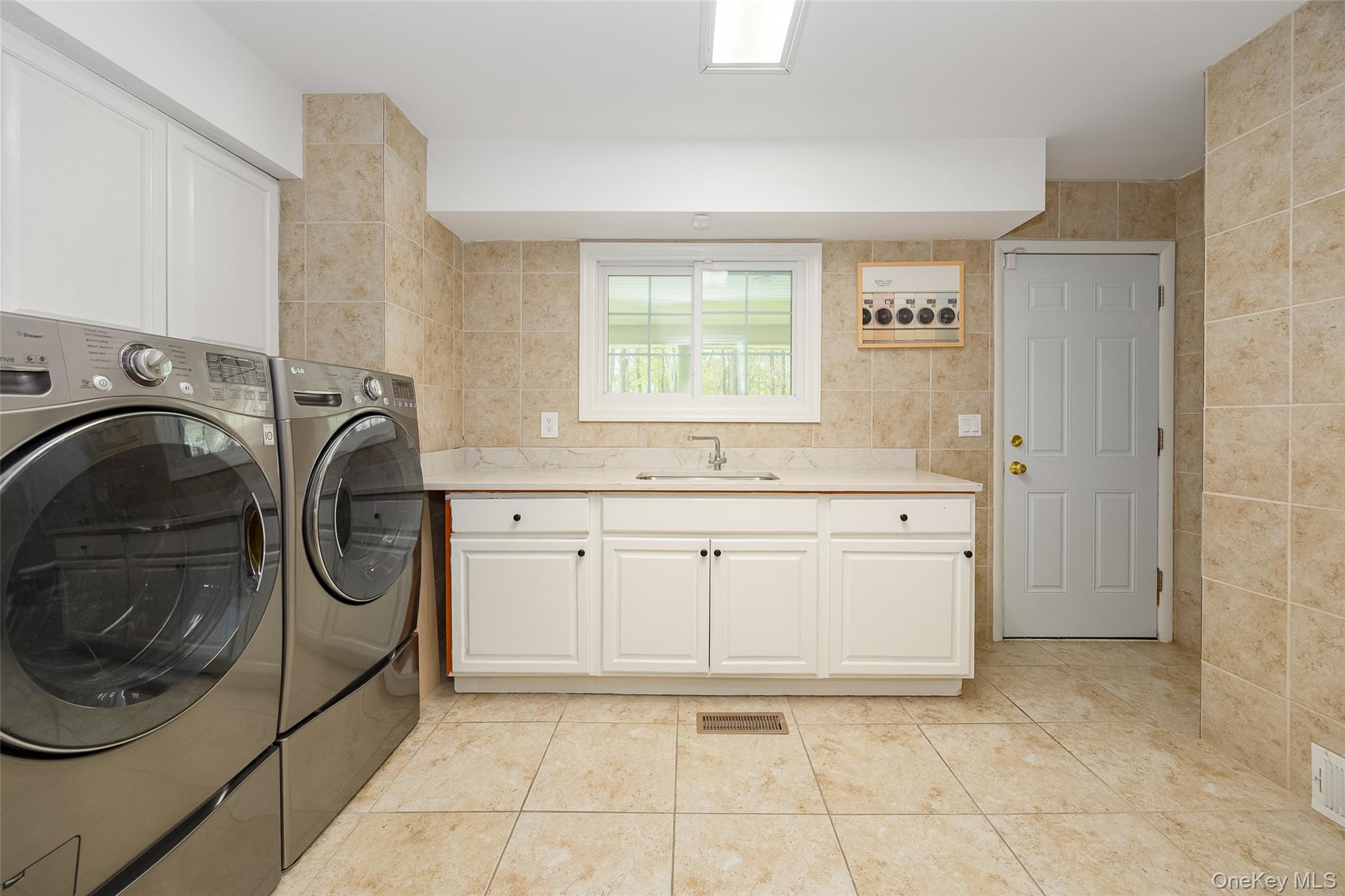 10 Quail Ridge Road Hyde Park, NY 12538 - Photo 21 of 40 a utility room with dryer and washer