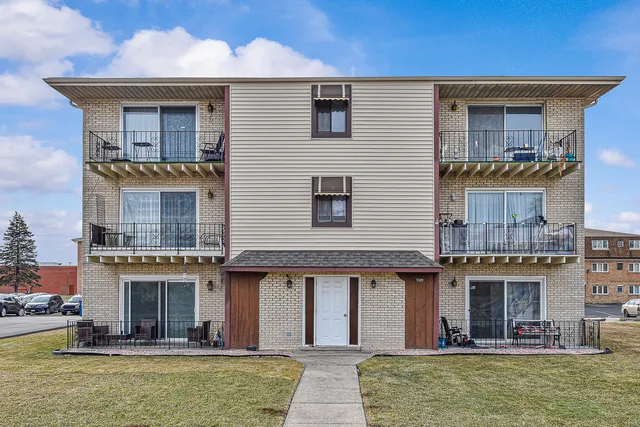 $189,900 | 7329 West 85th Place, Unit 2A, Bridgeview, IL 60455