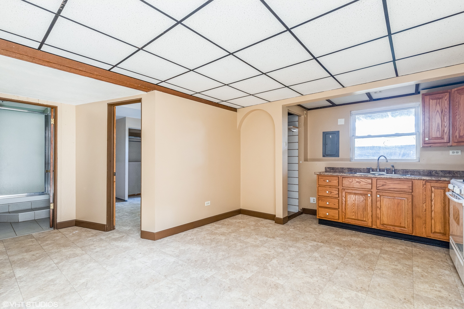 81 Tweed Road Fox Lake, IL 60020 - Photo 12 of 15 a large room with a large window