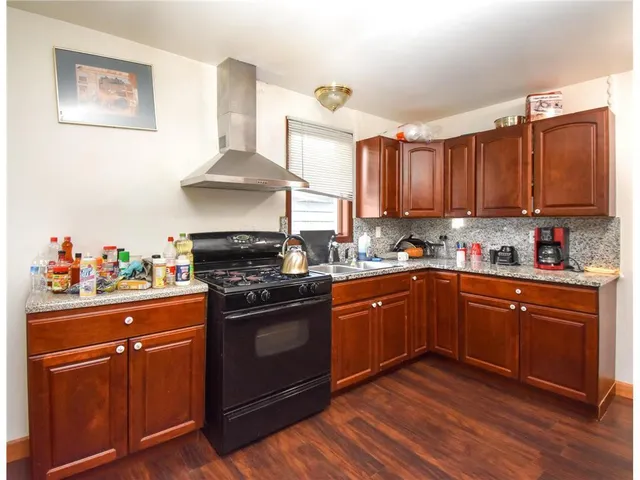 $299,900 | 980 3rd Street East, St. Paul, MN 55106