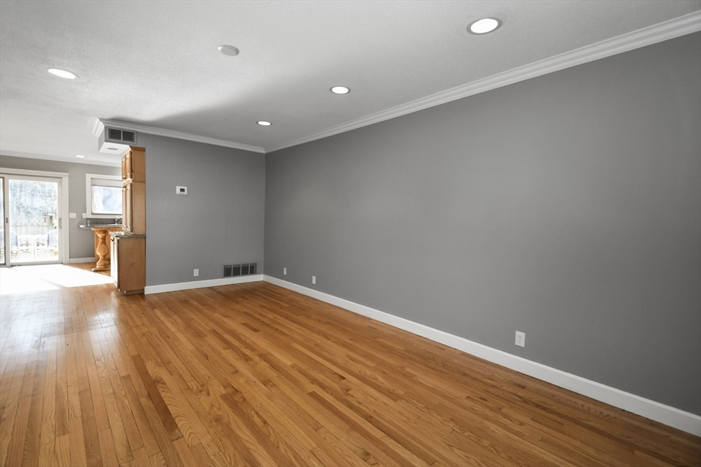 19 Smithfield Court, Unit 19 Springfield, MA 01108 - Photo 5 of 36 Gallery Image 5