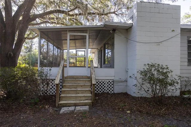 a view of a entrance of the house
