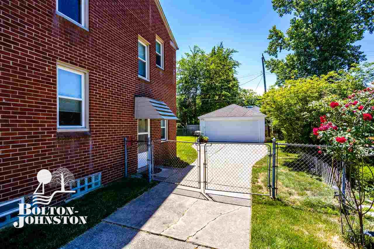 1377 Bedford Road Grosse Pointe, MI 48230 - Photo 30 of 37 50015992-29.JPG