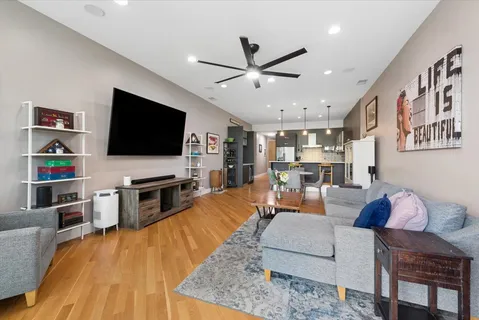 $715,000 | 2242 West Chicago Avenue, Unit 301, Chicago, IL 60622