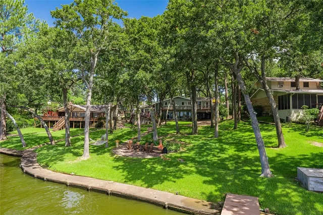 a view of backyard with a garden and trees