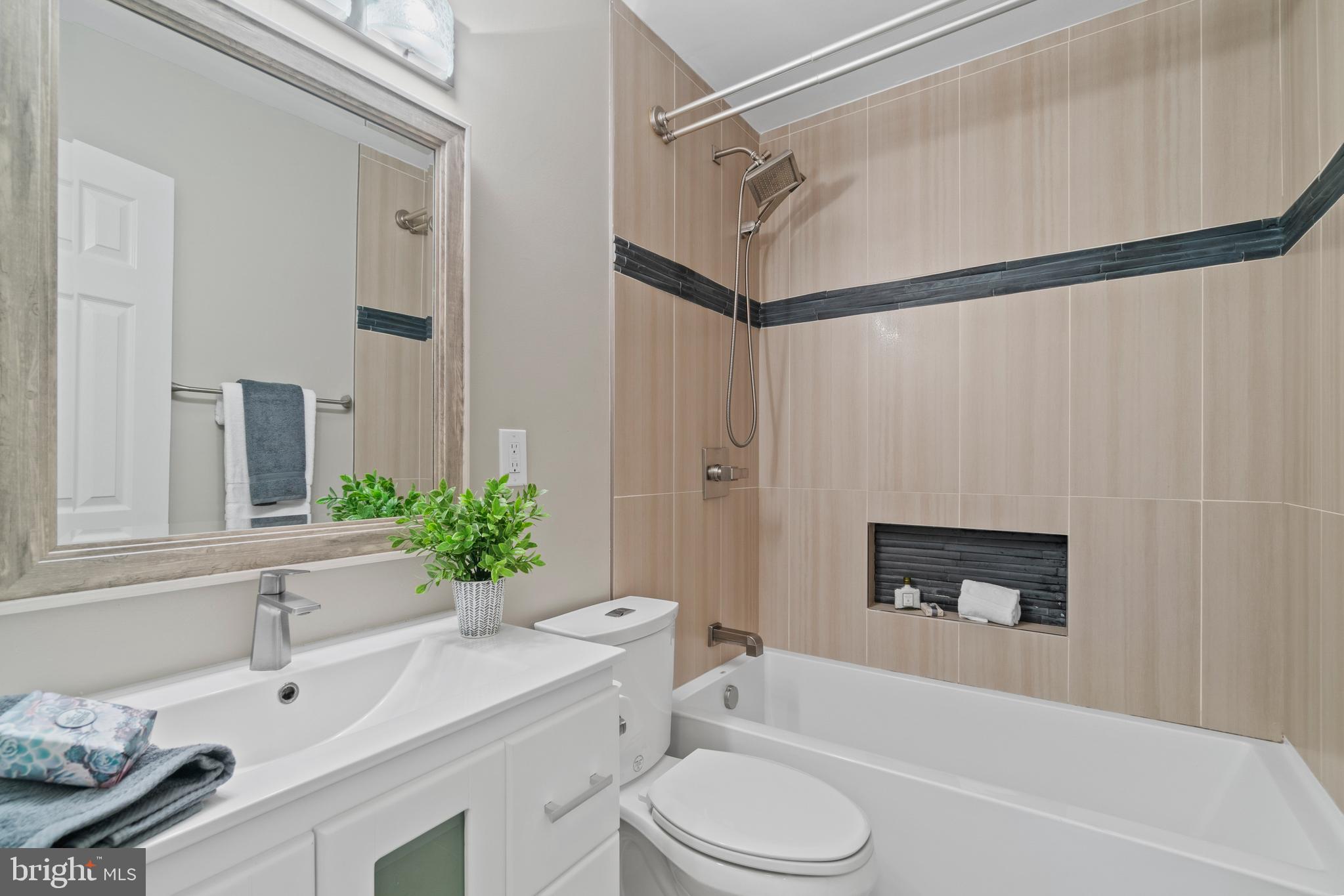 11246 Handlebar Road Reston, VA 20191 - Photo 20 of 34 Hall Bathroom with Soaking Tub
