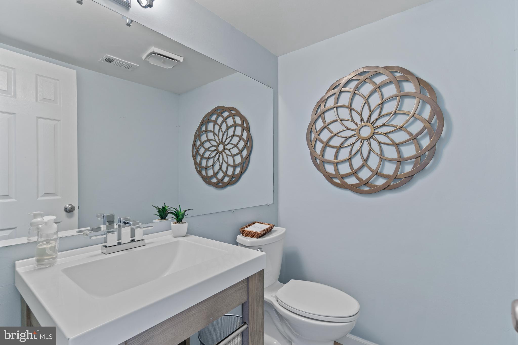 11246 Handlebar Road Reston, VA 20191 - Photo 24 of 34 Bathroom next to Fourth Bedroom