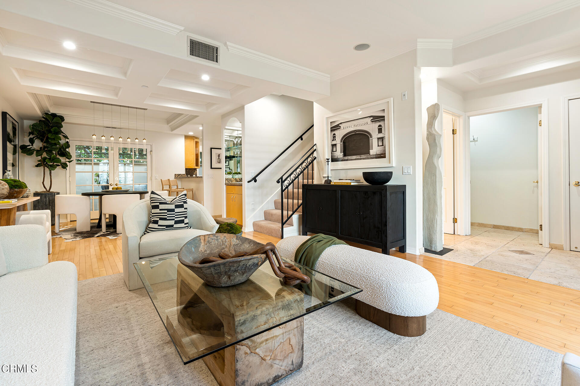 332 Allendale Road, Unit 2 Pasadena, CA 91106 - Photo 5 of 28 a living room with furniture