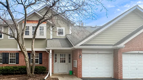 $289,900 | 225 Columbia Court, Unit 6, Schaumburg, IL 60193