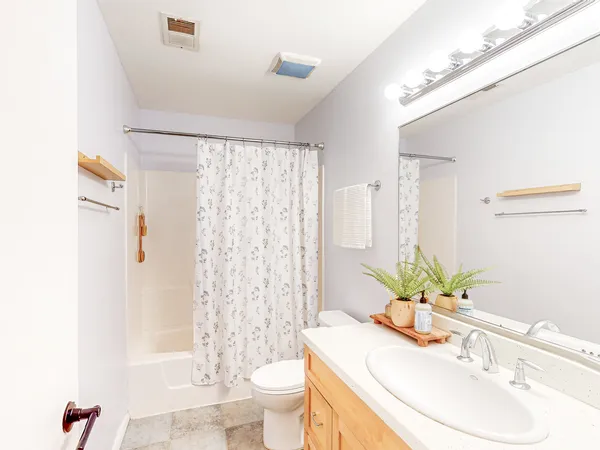 $289,900 | 225 Columbia Court, Unit 6, Schaumburg, IL 60193