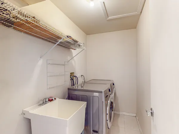 $289,900 | 225 Columbia Court, Unit 6, Schaumburg, IL 60193