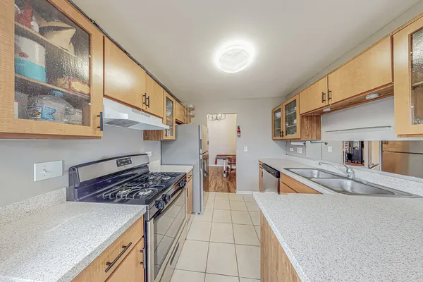 $289,900 | 225 Columbia Court, Unit 6, Schaumburg, IL 60193