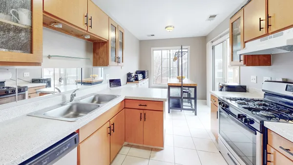 $289,900 | 225 Columbia Court, Unit 6, Schaumburg, IL 60193