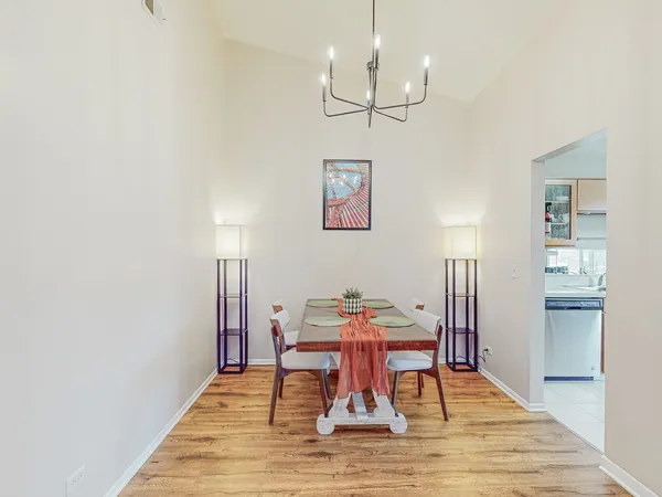 $289,900 | 225 Columbia Court, Unit 6, Schaumburg, IL 60193