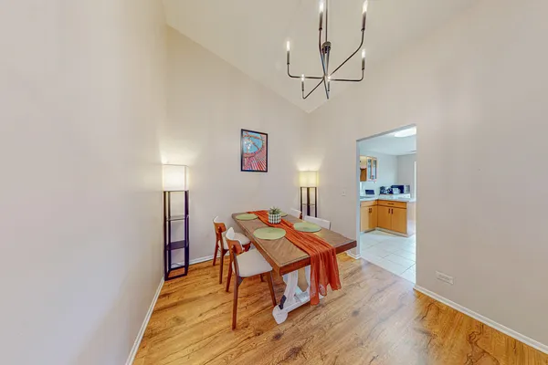 $289,900 | 225 Columbia Court, Unit 6, Schaumburg, IL 60193