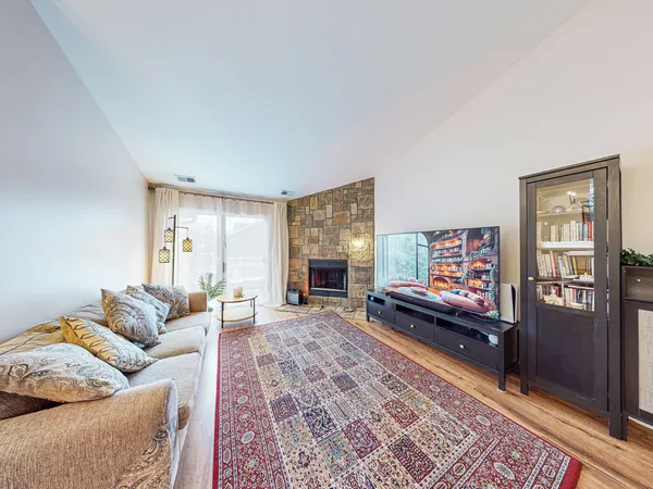 $289,900 | 225 Columbia Court, Unit 6, Schaumburg, IL 60193