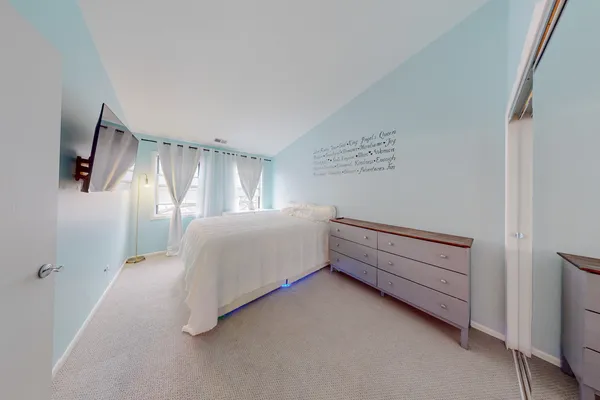 $289,900 | 225 Columbia Court, Unit 6, Schaumburg, IL 60193