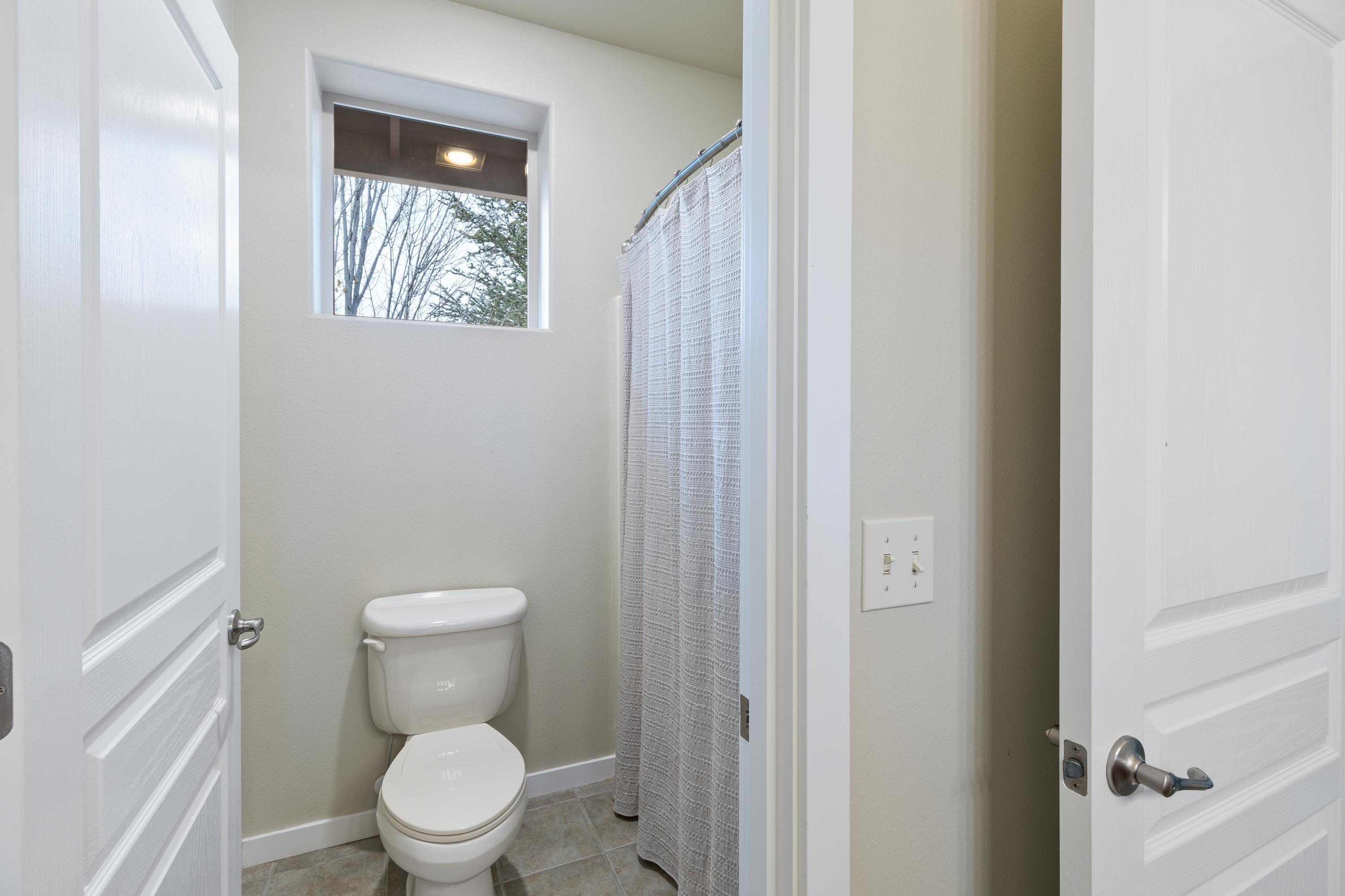 1281 Highland View Loop Redmond, OR 97756 - Photo 28 of 42 Upstairs Bath