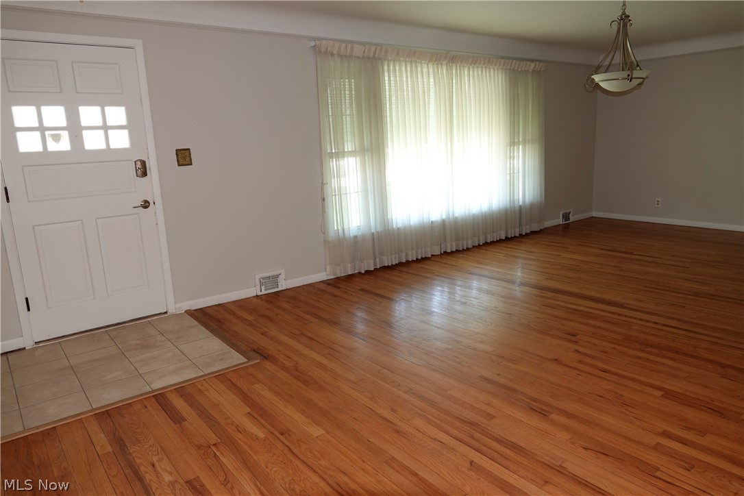 1661 Chelmsford Road Cleveland, OH 44124 - Photo 7 of 27