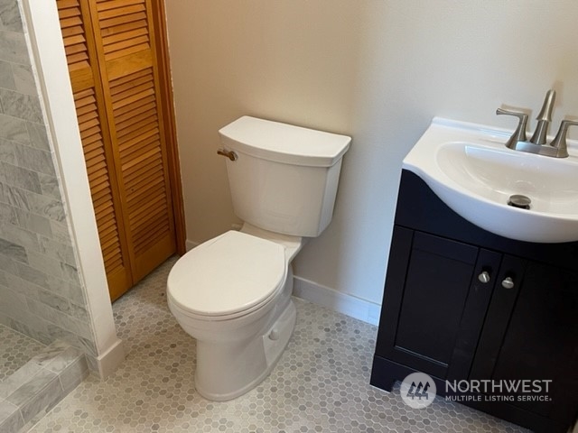 720 Guard Street, Unit 4 Friday Harbor, WA 98250 - Photo 11 of 19 a bathroom with a toilet and a sink