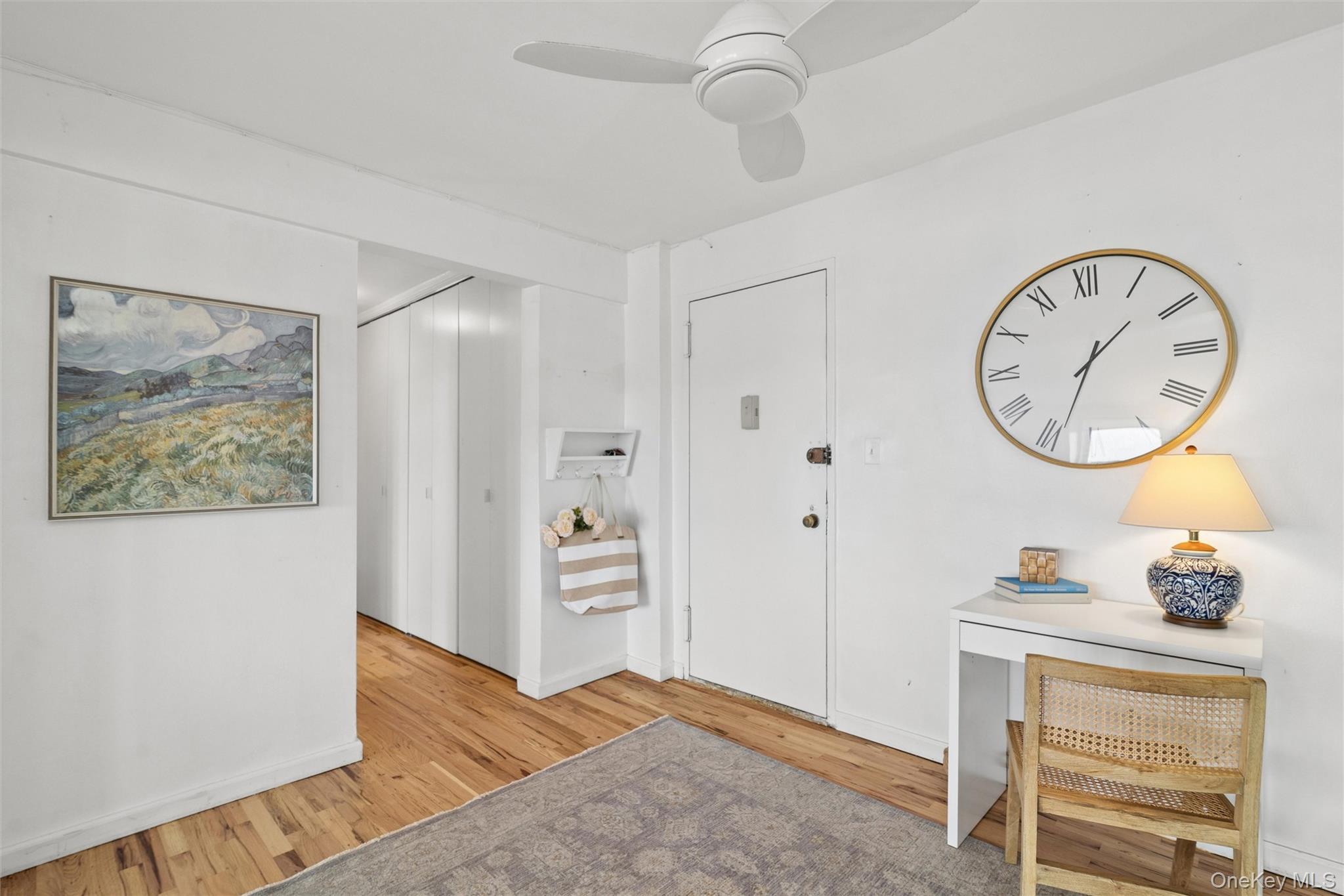 522 Shore Road, Unit 5P Long Beach, NY 11561 - Photo 3 of 26 Entryway/Living Room
