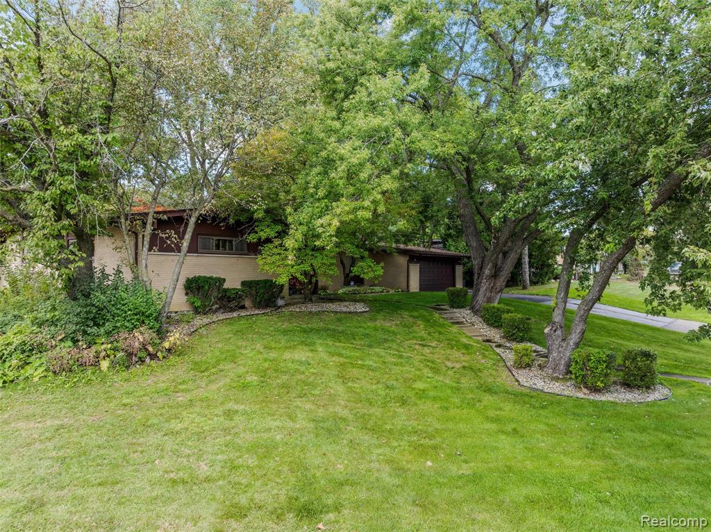 31017 Carriage Hill Road Farmington Hills, MI 48331 - Photo 2 of 39