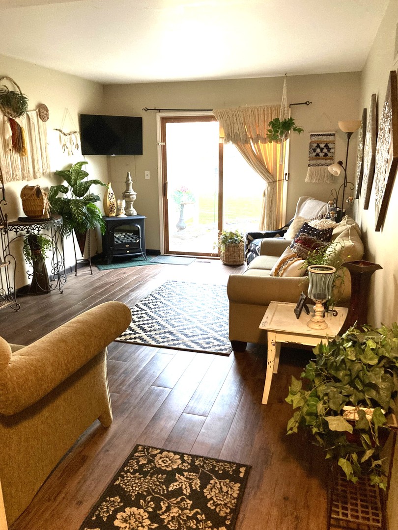1463 Elder Drive Aurora, IL 60506 - Photo 14 of 32 a living room with furniture and a flat screen tv