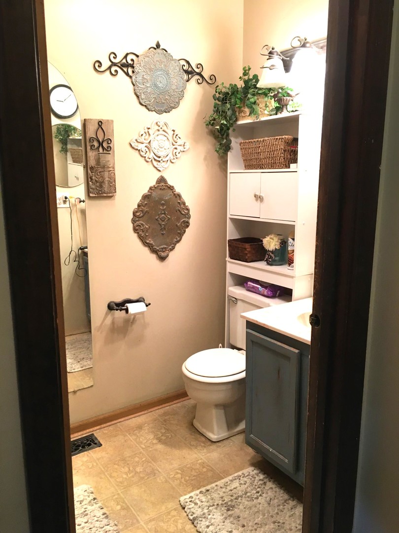 1463 Elder Drive Aurora, IL 60506 - Photo 15 of 32 a bathroom with a sink and a toilet