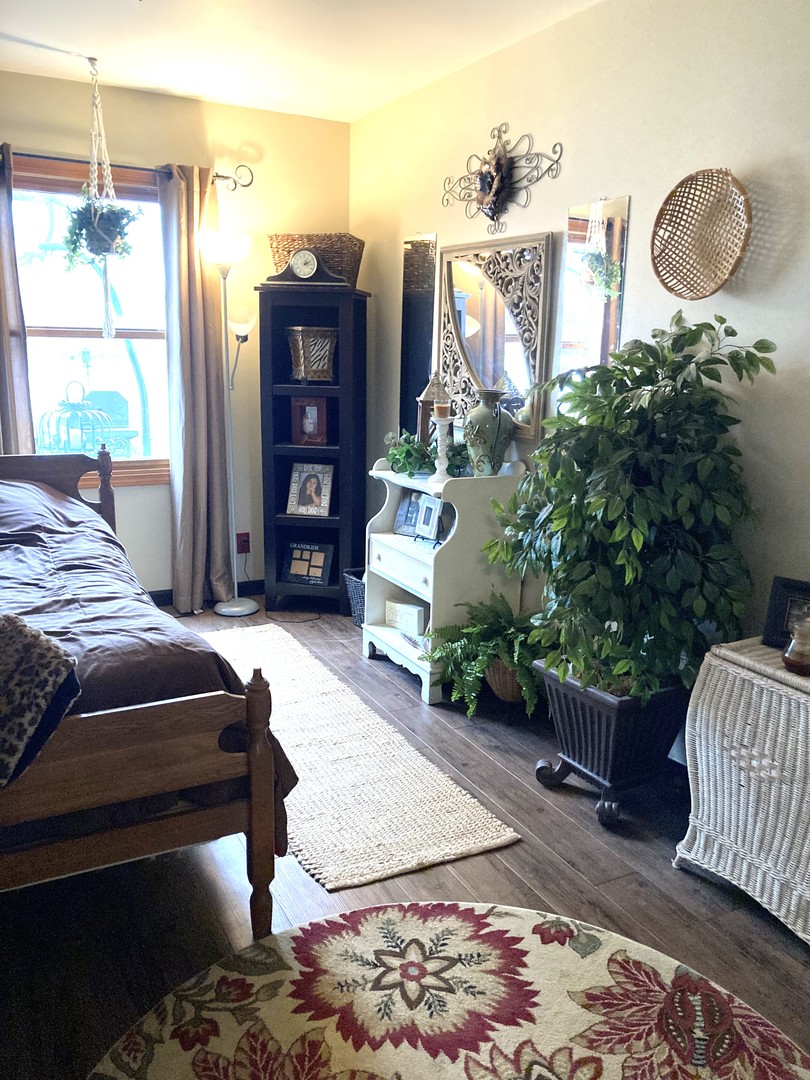 1463 Elder Drive Aurora, IL 60506 - Photo 32 of 32 a living room with furniture and a window