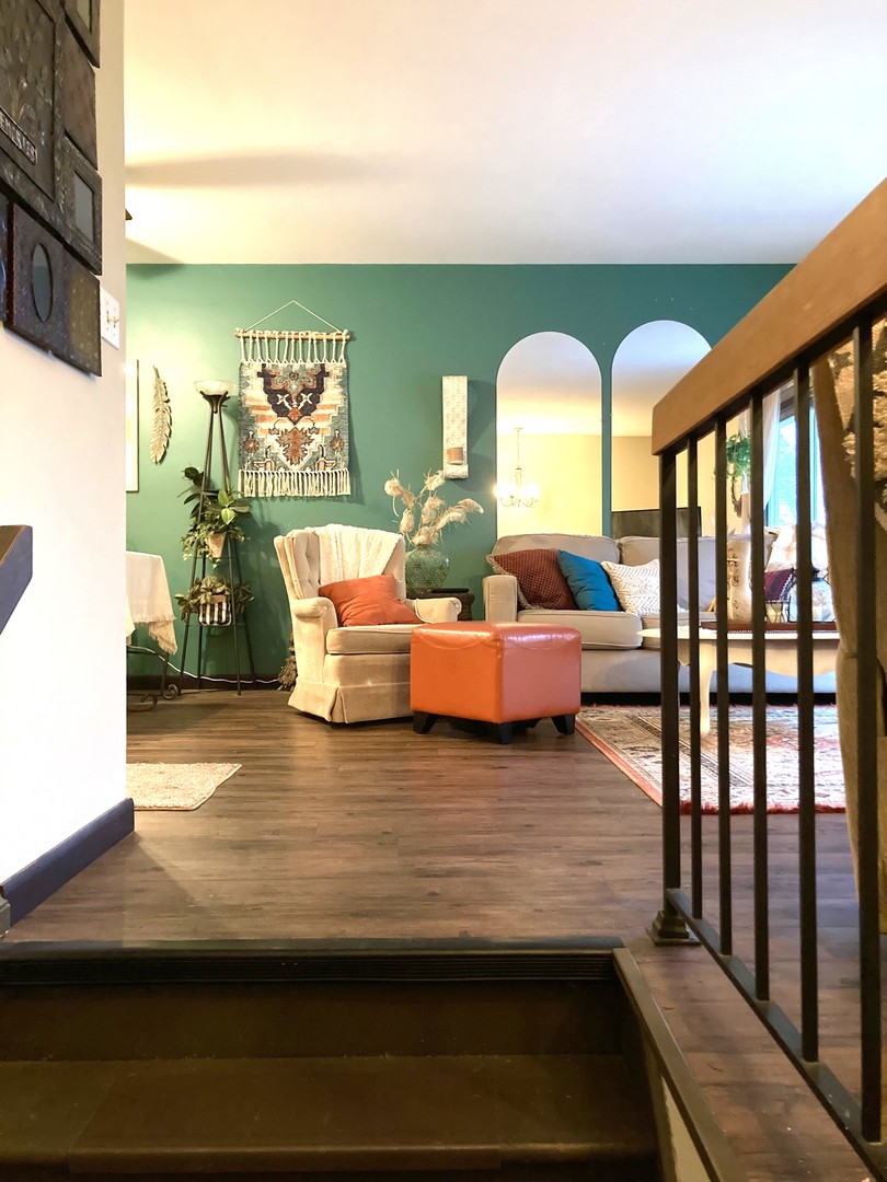 1463 Elder Drive Aurora, IL 60506 - Photo 5 of 32 a living room with furniture and a window