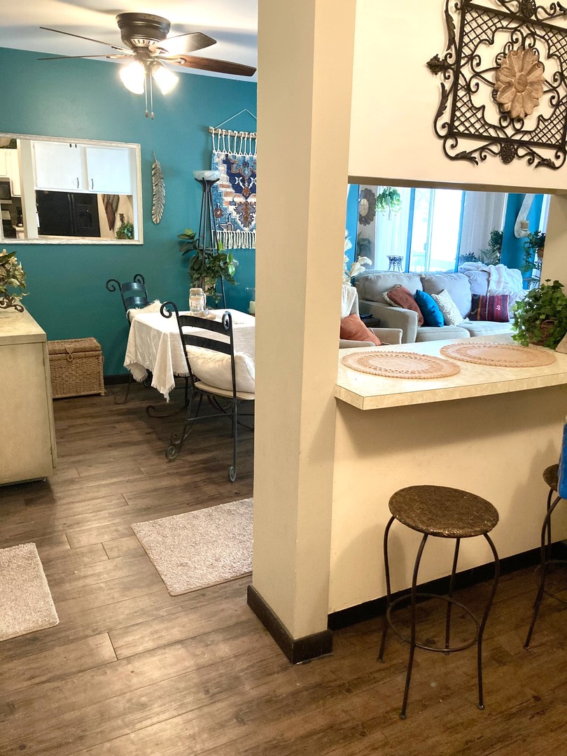 1463 Elder Drive Aurora, IL 60506 - Photo 7 of 32 a living room with furniture and a potted plant