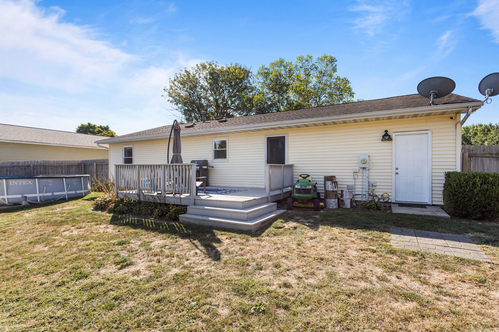 2116 Robin Road Mahomet, IL 61853 - Photo 25 of 27 a view of a house with backyard and sitting area