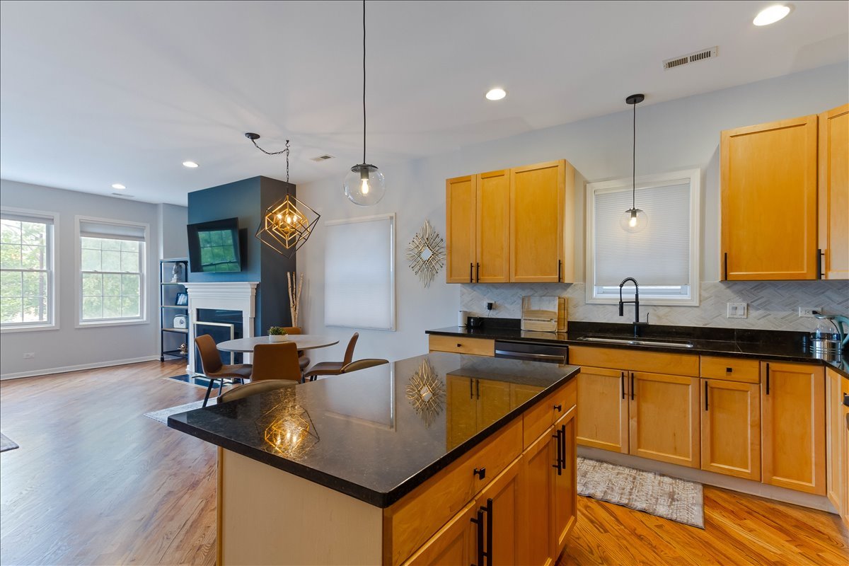 7028 North Ridge Boulevard, Unit 2S Chicago, IL 60645 - Photo 7 of 25