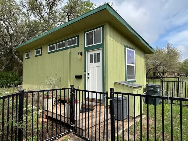 $1,395 | 1002 Spanish Oak Trail, Unit B, Manchaca, TX 78652