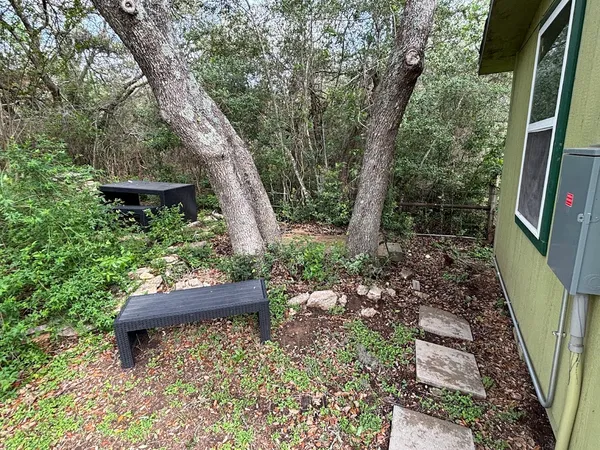 $1,395 | 1002 Spanish Oak Trail, Unit B, Manchaca, TX 78652