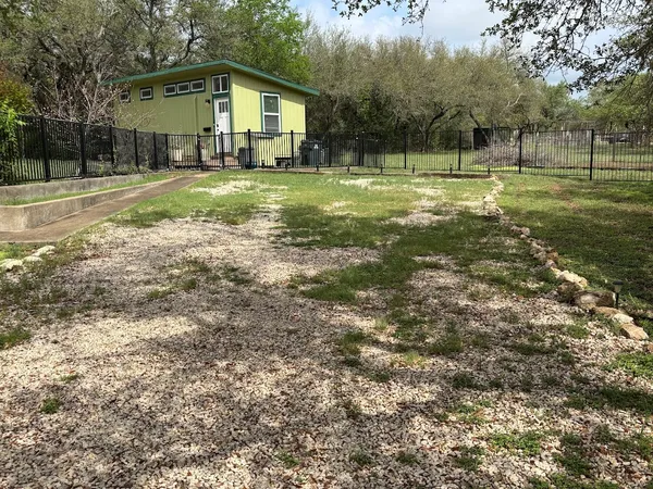 $1,395 | 1002 Spanish Oak Trail, Unit B, Manchaca, TX 78652