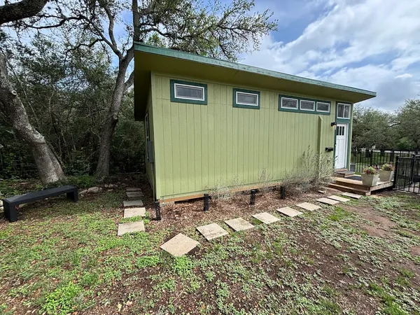 $1,395 | 1002 Spanish Oak Trail, Unit B, Manchaca, TX 78652