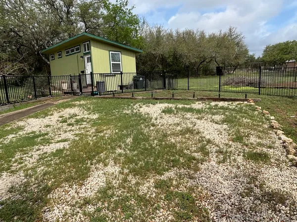 $1,395 | 1002 Spanish Oak Trail, Unit B, Manchaca, TX 78652