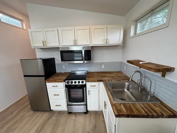 $1,245 | 1002 Spanish Oak Trail, Unit B, Manchaca, TX 78652