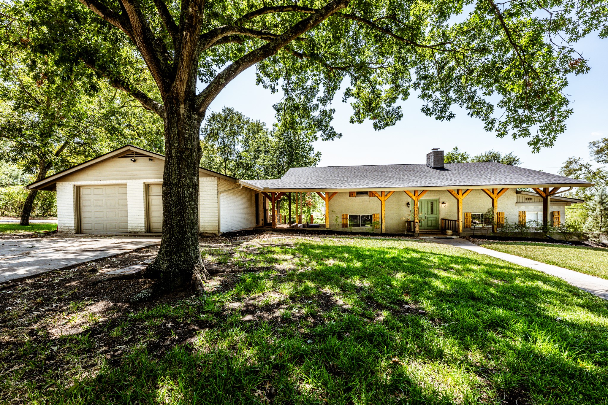 2120 Ave R Huntsville, TX 77340 - Photo 2 of 31 a front view of a house with garden