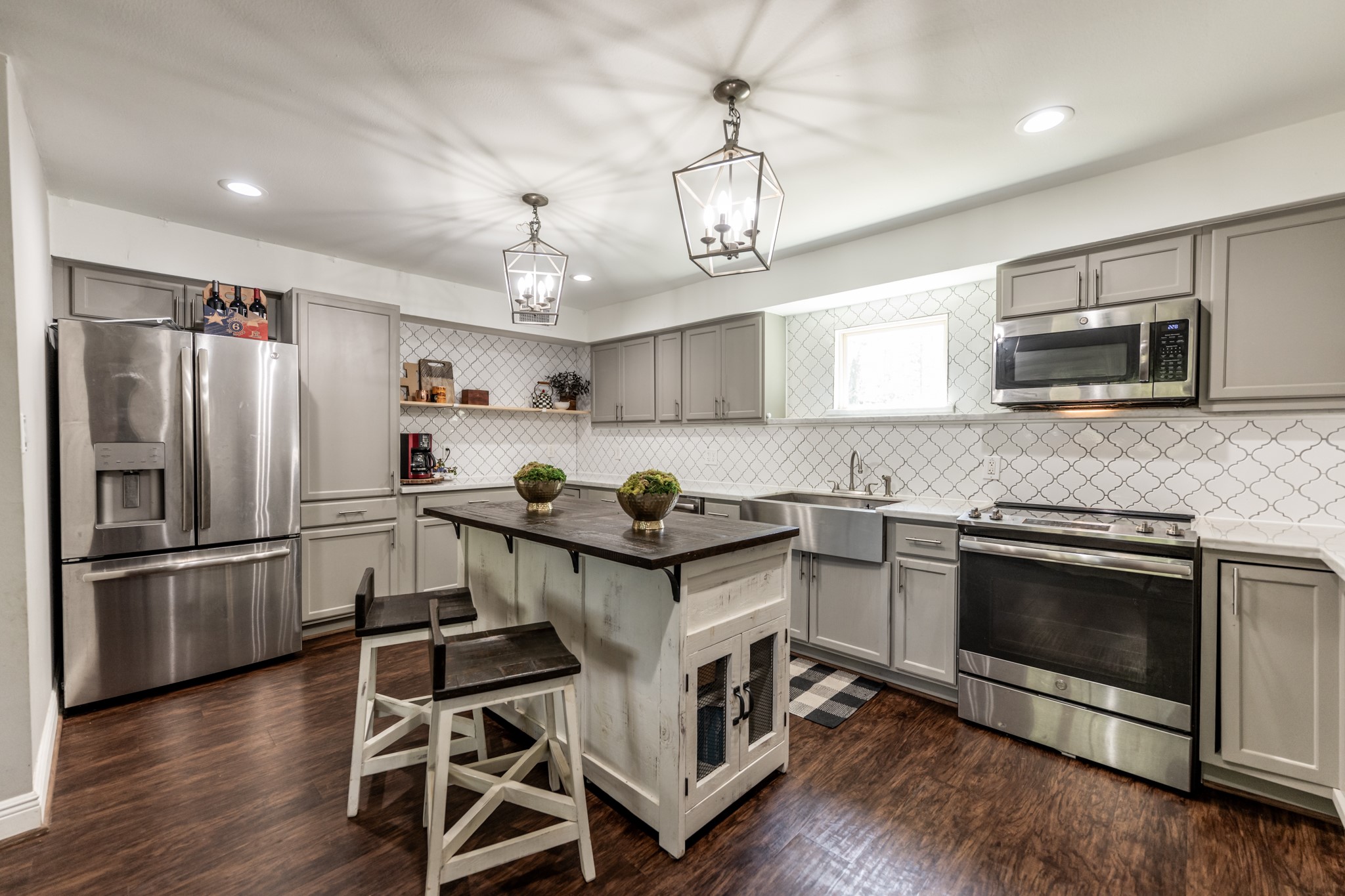 2120 Ave R Huntsville, TX 77340 - Photo 10 of 31 a kitchen with stainless steel appliances a stove a microwave and a refrigerator